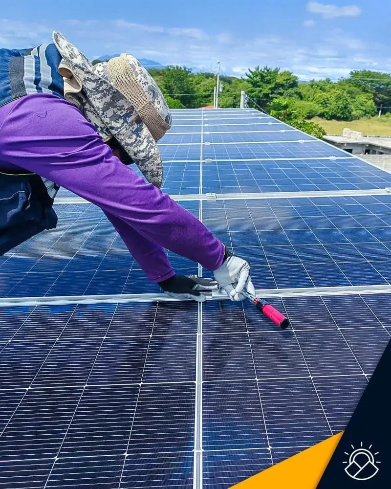 Técnico de A&N fijando paneles solares bajo un cielo despejado