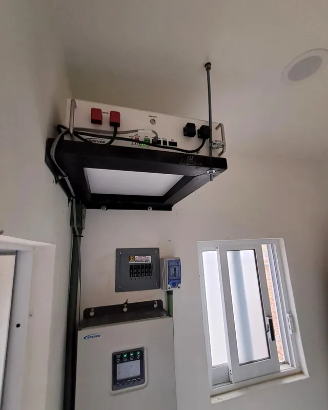 Batería instalada sobre una repisa metálica en lo alto del muro