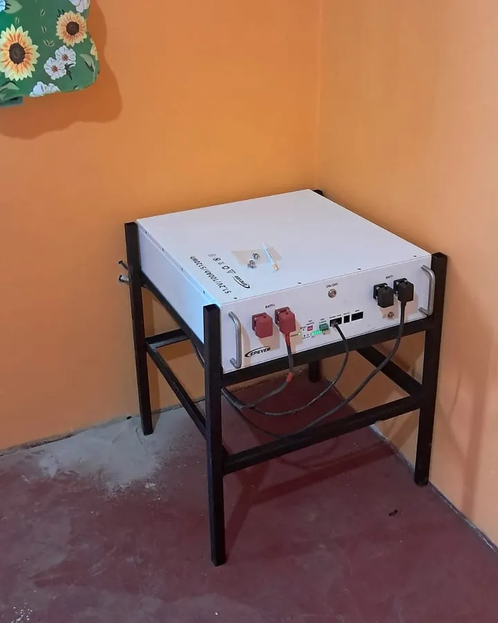 Batería del sistema sobre una base metálica dentro de un cuarto