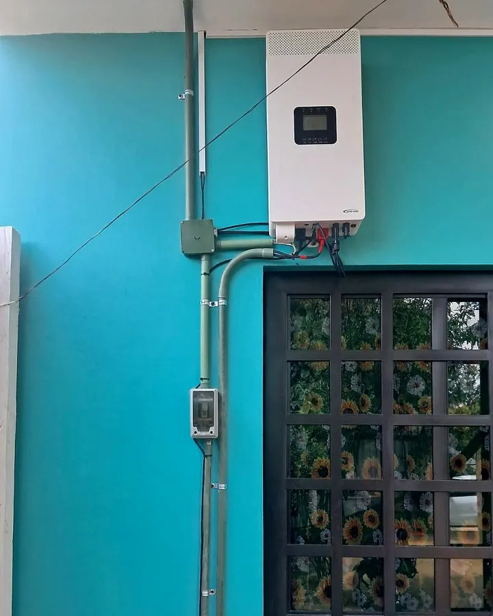 Inversor del sistema montado en muro, con canalización ordenada