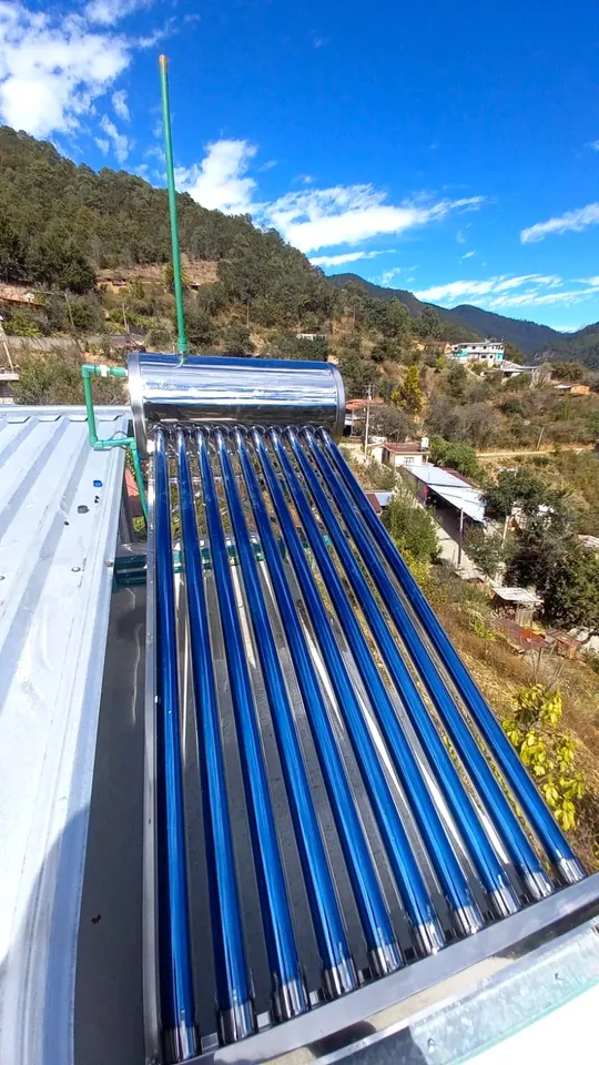 Tubos del calentador solar bajo el cielo despejado