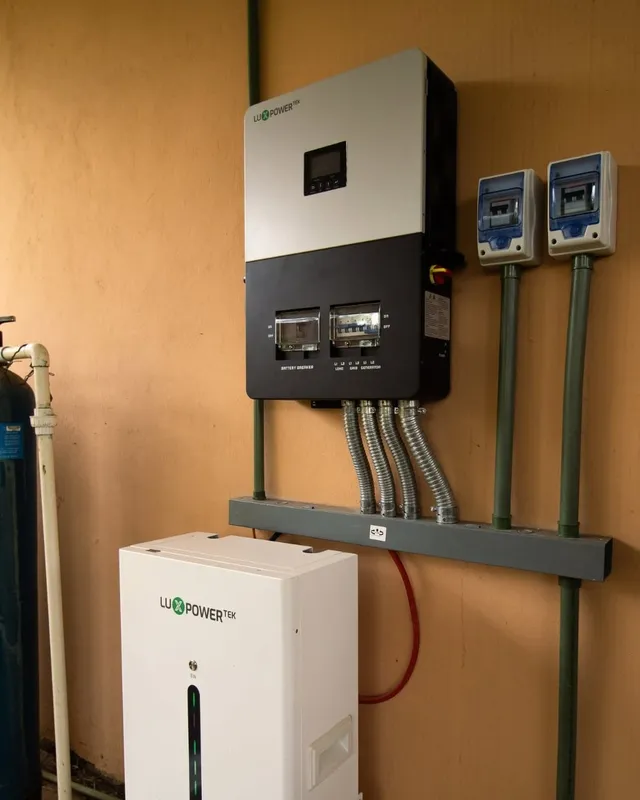 Inversor y batería de respaldo instalados en un cuarto