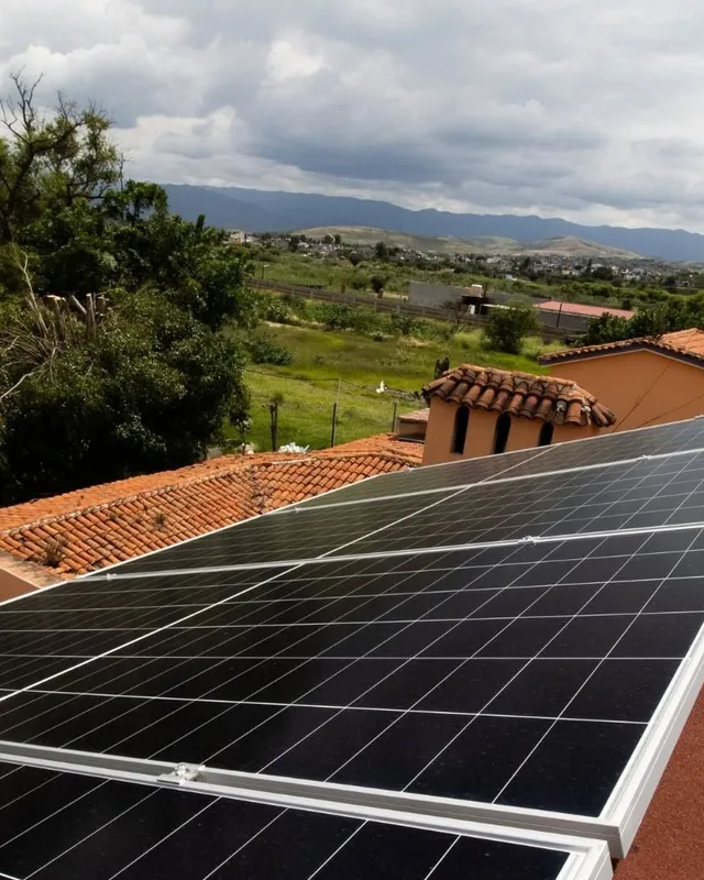 Paneles solares sobre azotea con techo de teja