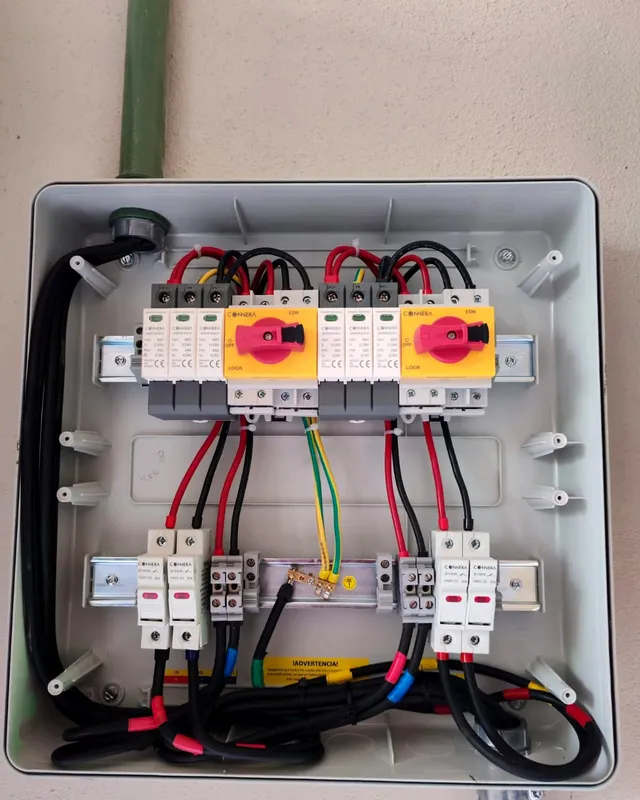 Tablero de protecciones con interruptores y fusibles