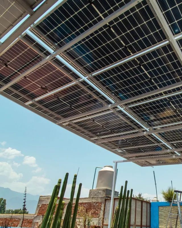 Pérgola de paneles solares en una azotea con cactus