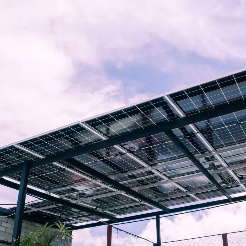 Estructura metálica con paneles solares vista desde abajo