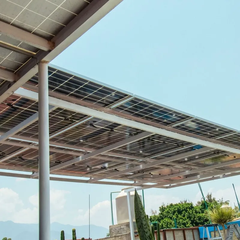 Pérgola de paneles solares vista desde abajo