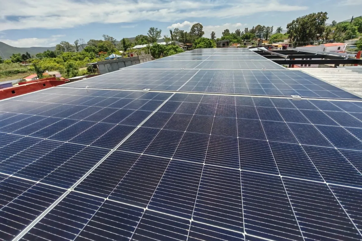 Paneles solares cubriendo una azotea con vista al valle