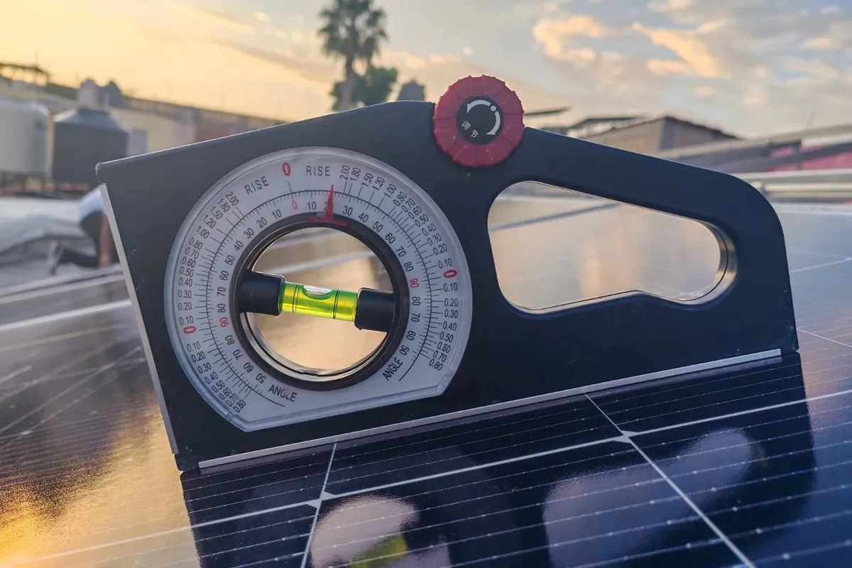 Inclinómetro sobre un panel solar al atardecer