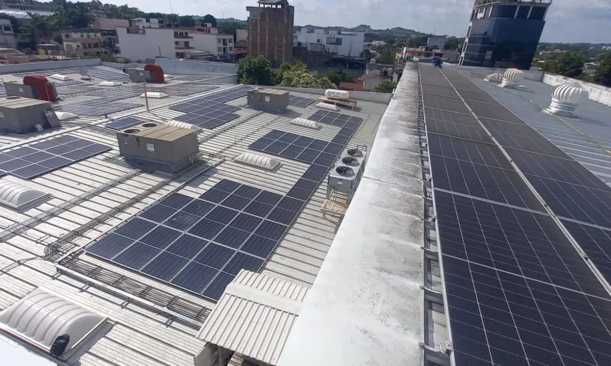 Techo de un edificio comercial con numerosos grupos de paneles solares
